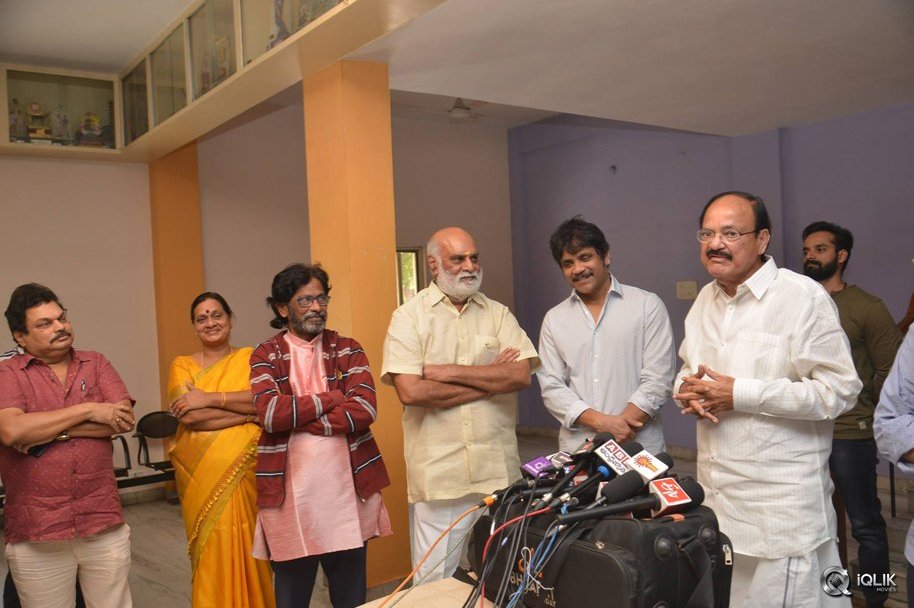 Venkaiah-Naidu-at-Om-Namo-Venkatesaya-Movie-Special-Show